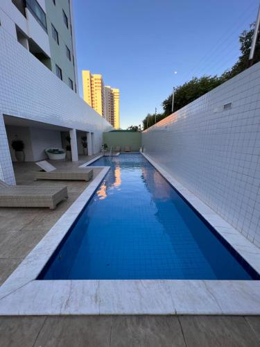 a swimming pool in the middle of a building at Vale Hospedar Orla Apart in Petrolina