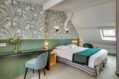 sypialnia z łóżkiem i biurkiem z krzesłem w obiekcie Passy Eiffel w Paryżu
