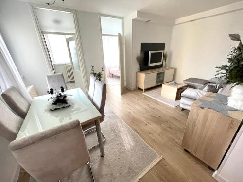 Televízia a/alebo spoločenská miestnosť v ubytovaní La bella casa, SELF CHECK-IN, FREE PARKING