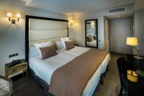 a bedroom with a large bed in a hotel room at Hotel Mirador de Chamartín in Madrid