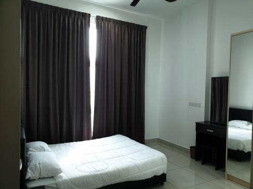 Schlafzimmer mit einem Bett und einem Fenster mit Vorhängen in der Unterkunft Direct QBM & IKEA *Highfloor Sunrise Seaview Condo in Bayan Lepas
