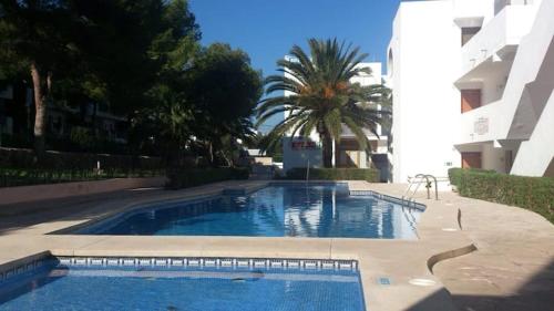 ein großes Schwimmbad neben einem Gebäude in der Unterkunft Cala Ferrera HOME&ME in Felanitx