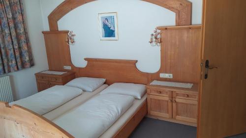 a bedroom with two twin beds and a mirror at Aue, Ferienwohnung in Tux