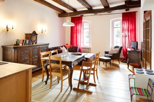 - une cuisine et une salle à manger avec une table et des chaises dans l'établissement Quellenhof - Wohnen im Denkmal - Wohnung "Hirtenturm", à Blankenheim