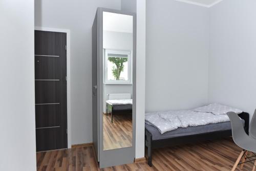 espejo en un dormitorio con cama en Zielona Dolina 2020, en Smolice