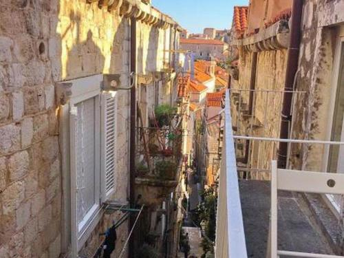 vistas a un callejón con edificios en Two Friends Dubrovnik Palace, en Dubrovnik