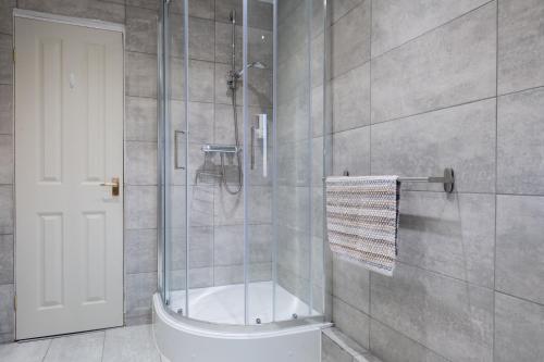 La salle de bains est pourvue d'une douche et de toilettes. dans l'établissement Hutch 2 Bed Apart, à Aberdeen