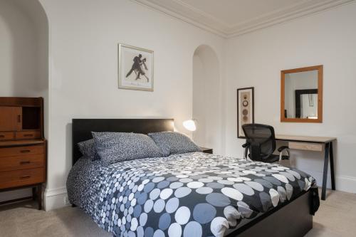 - une chambre avec un lit, un bureau et une chaise dans l'établissement Hutch 2 Bed Apart, à Aberdeen