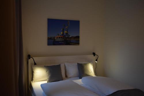 a bed with white sheets and pillows in a bedroom at Altstadt, Neue Wallstraße in Wismar