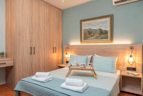 Casa Kaneli Luxury Villa Elounda في إيلوندا: غرفة نوم بسرير وطاولة مع مناشف