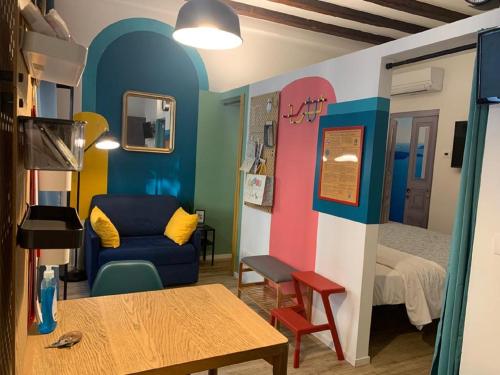 um quarto com um quarto colorido com uma cama e uma mesa em Borgo Portello em Pádua