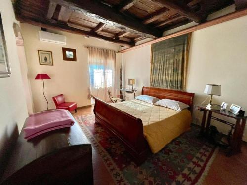 Tempat tidur dalam kamar di Le Calanque La Terrazza su Civita