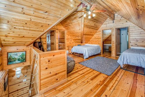 1 dormitorio con 2 camas en una cabaña de madera en Black Diamond Lodge, en Big Creek