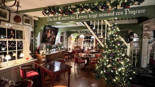 a christmas tree in the middle of a restaurant at Hotel & Restaurant De Fortuna in Edam