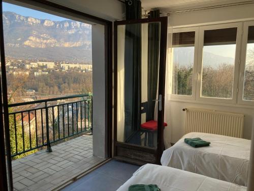 een slaapkamer met een balkon met uitzicht op een berg bij Gîte partagé in Tresserves