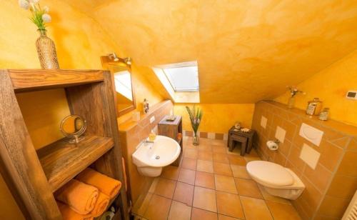 een kleine badkamer met een toilet en een wastafel bij Wildnisresidenz am Nationalpark - FeWo mediterran in Lindberg