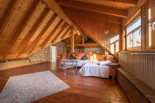 1 dormitorio con 1 cama en una habitación con techos de madera en Historisches Ferienhaus "Zur Linde", en Hausten