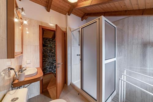 ein Badezimmer mit Dusche und Waschbecken in der Unterkunft Refúgio da Serra - By WeHost in Ribeira do Raposo