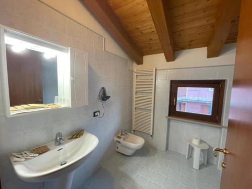 a bathroom with a sink and a toilet at Hotel Al Bosco in Sona