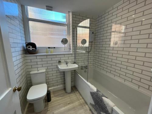 uma casa de banho branca com um WC e um lavatório em Red Gables - Ground Floor em Carlisle