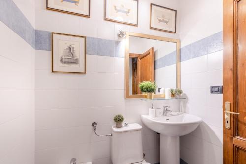 La salle de bains est pourvue d'un lavabo, de toilettes et d'un miroir. dans l'établissement Rio delle Fate, a Fairytale Home along the Stream in Vorno, Lucca, à Capannori