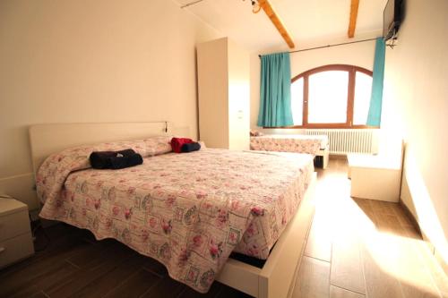 Un dormitorio con una cama grande y una ventana en B&B Ca' Bianca, en Adria