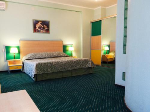 Tempat tidur dalam kamar di Maxima Irbis Hotel