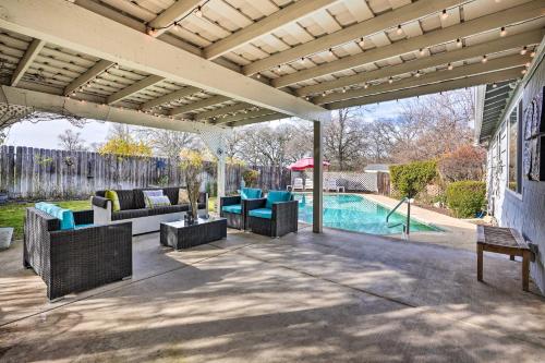 La alberca dentro o cerca de 1 Mi to Main Street Sutter Creek Poolside Oasis!