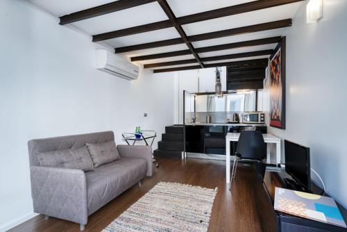 un soggiorno con un divano e un tavolo di Fine Arts Studios by Olala Homes a Porto