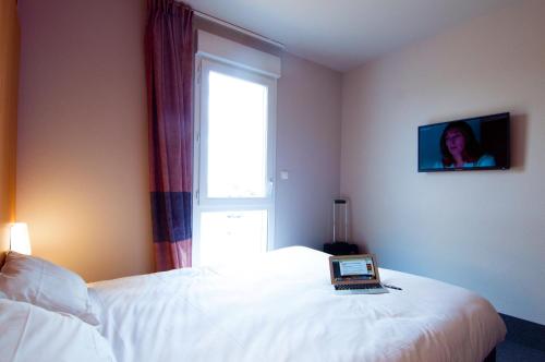 Μια τηλεόραση ή/και κέντρο ψυχαγωγίας στο B&B HOTEL La Rochelle Beaulieu Puilboreau