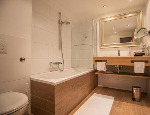 Hotel garni Reiffenstuel tesisinde bir banyo