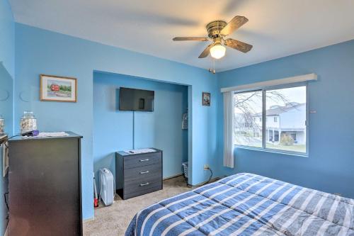 Katil atau katil-katil dalam bilik di Condo with Balcony, Dock and Access to Lake Erie