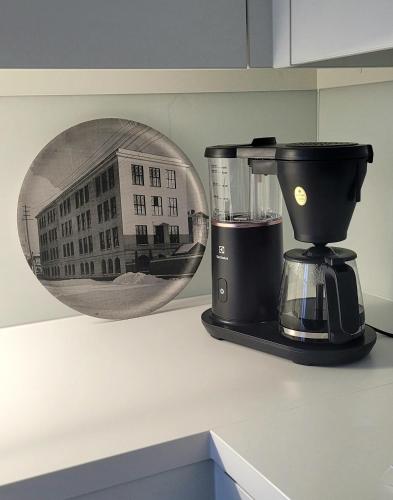 a blender on a counter with a picture of a building at Valjastehdas in Oulu