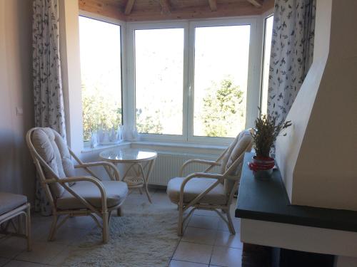 Zimmer mit Stühlen, einem Tisch und einem Fenster in der Unterkunft Anarada Guesthouse in Synikia Mesi Trikalon