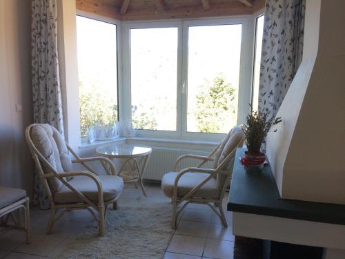 a room with chairs and a table and a window at Anarada Guesthouse in Synikia Mesi Trikalon