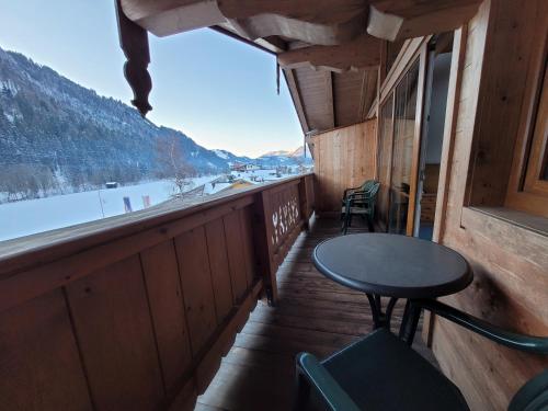 a balcony with a table and chairs and a view at Ferienhotel Alpenhof in Aurach bei Kitzbuhel