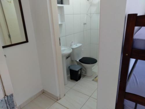a bathroom with a toilet and a sink at CASA UBATUBA-MARANDUBA, casa térrea in Ubatuba