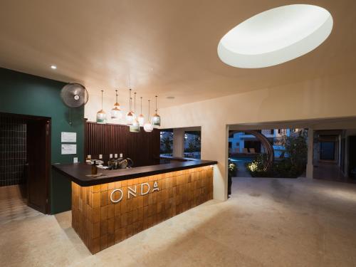 una cocina con isla en una casa en ONDA - Playa Grande - Adults Only en Playa Grande