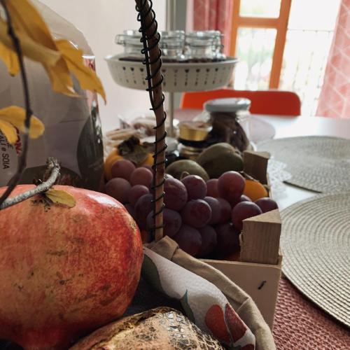 a box of fruit on a table with an apple at B&B Agorà in Biccari