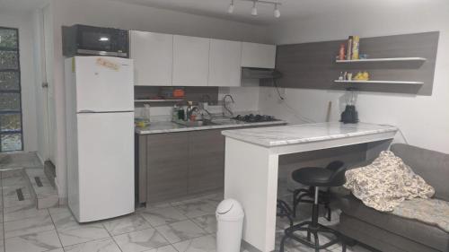 Una cocina con un refrigerador blanco y una encimera. en 5 min from the American Consulate, en Ciudad Juárez