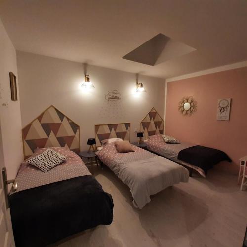 une chambre avec deux lits et deux lampes dans l'établissement Le Domaine Vesque.Le COSY, à Saint-Pierre-de-Clairac