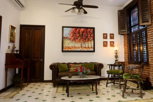 a living room with a couch and a table at Hotel Casa La Fe in Cartagena de Indias