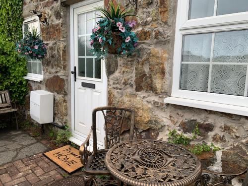 Aed väljaspool majutusasutust Pwllheli Marina Welsh Cottage by Plas Heli & the sea