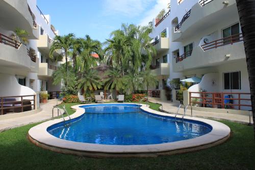 una piscina en el patio de un edificio en Margaritas II, en Playa del Carmen
