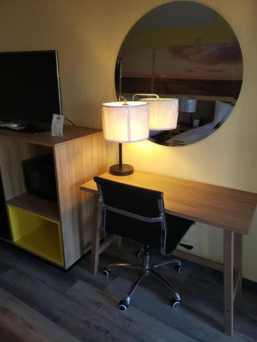 TV a/nebo společenská místnost v ubytování Days Inn & Suites by Wyndham Clovis