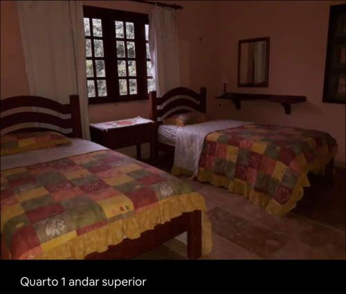 Een bed of bedden in een kamer bij Sítio São Gerardo - Aconchegante casa no campo.