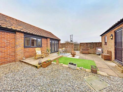 Piscine de l'établissement Stunning rural barn Annexe sleeps 2, under 3 miles to Norfolk Coast ou située à proximité