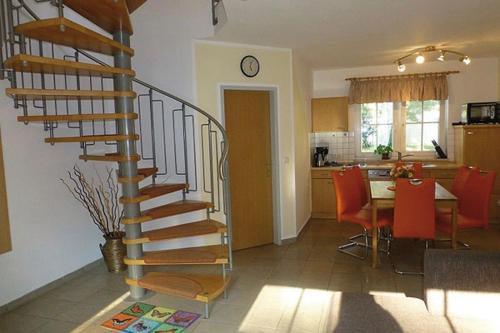 escalera de caracol en una sala de estar con cocina en Am Deich 22 Strandfalter Zingst, en Zingst