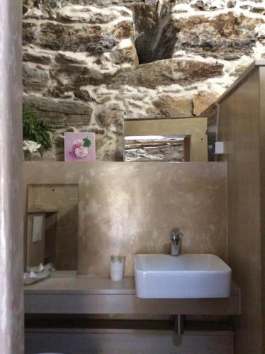 A bathroom at Bergerie tout confort L'immortelle