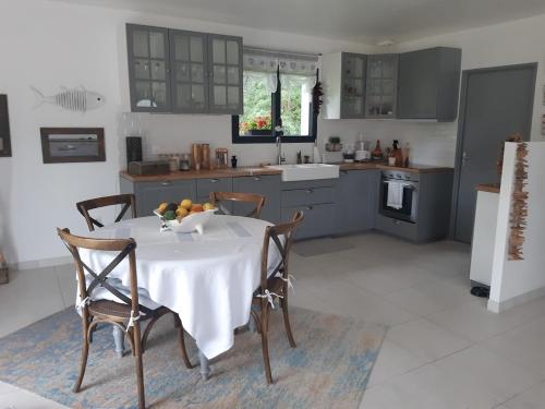 Η κουζίνα ή μικρή κουζίνα στο Maison neuve et chaleureuse